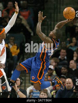 20 décembre 2007 - les Knicks de New York Nate Robinson (à droite) sont suspendus en l'air alors qu'il lâche un tir sur Charlotte Bobcats Gerald Wallace (à gauche) pendant la deuxième mi-temps d'action. Les Bobcats battent les Knicks, 105-95, au Charlotte Bobcats Arena de Charlotte, Caroline du Nord, vendredi 21 décembre 2007. (Jeff Siner/Charlotte observer/MCT) (image de crédit : © Jeff Siner/MCT/ZUMAPRESS.com) Banque D'Images