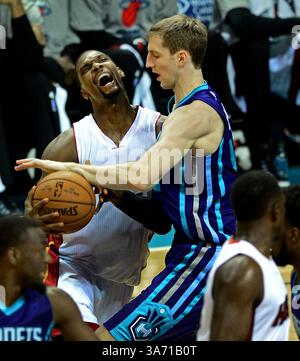 5 novembre 2014 - Charlotte, Caroline du Nord, États-Unis - CODY ZELLER des Hornets de Charlotte, à droite, exerce une pression défensive sur CHRIS BOSH du Heat de Miami lors de la première mi-temps mercredi à la Time Warner Cable Arena. (Crédit image : © Jeff Siner/TNS/ZUMA Wire) Banque D'Images