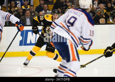 Le 6 novembre 2014 - Boston, Massachusetts, É.-U. - Reilly Smith (18 ans), aile droite des Bruins de Boston, prend un tir marquant lors du match de la LNH opposant les Oilers d'Edmonton et les Bruins de Boston au TD Garden à Boston, Massachusetts. Eric Canha/CSM(image crédit : © Eric Canha/Cal Sport Media/ZUMAPRESS.com) Banque D'Images