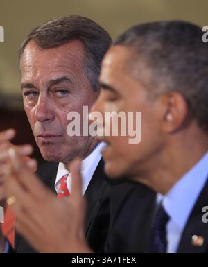 7 novembre 2014 - Washington, District of Columbia, États-Unis - le président de la Chambre des États-Unis John Boehner (républicain de l'Ohio), à gauche, regarde le président des États-Unis Barack Obama faire une déclaration à la presse alors qu'il rencontre la direction bipartite du Congrès dans la Old Family Dining Room de la Maison Blanche. (Crédit image : © Dennis Brack/CNP/ZUMAPRESS.com) Banque D'Images