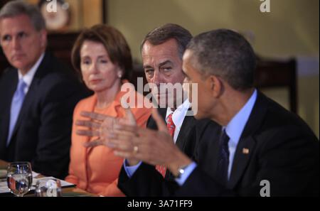 7 novembre 2014 - Washington, District of Columbia, États-Unis d'Amérique - le président des États-Unis Barack Obama rencontre les dirigeants bipartites du Congrès dans l'ancienne salle à manger familiale de la Maison Blanche à Washington, DC le vendredi 7 novembre 2014. De gauche à droite : le chef de la majorité Kevin McCarthy (républicain de Californie), la chef de la minorité parlementaire américaine Nancy Pelosi (démocrate de Californie), le président de la Chambre des représentants des États-Unis John Boehner (républicain de l'Ohio) et le président Obama. Crédit : Dennis Brack / Pool via CNP (crédit image : © Dennis Brack/CNP/ZUMAPRESS.com) Banque D'Images