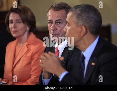 7 novembre 2014 - Washington, District of Columbia, États-Unis d'Amérique - le président des États-Unis Barack Obama rencontre les dirigeants bipartites du Congrès dans l'ancienne salle à manger familiale de la Maison Blanche à Washington, DC le vendredi 7 novembre 2014. De gauche à droite : Nancy Pelosi (démocrate de Californie), présidente de la Chambre des représentants des États-Unis, John Boehner (républicain de l'Ohio), et le président Obama. Crédit : Dennis Brack / Pool via CNP (crédit image : © Dennis Brack/CNP/ZUMAPRESS.com) Banque D'Images