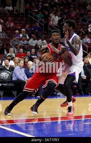 7 novembre 2014 : le garde des Chicago Bulls Jimmy Butler (21 ans) tire la faute sur l'attaquant des 76ers de Philadelphie JaKarr Sampson (9 ans) alors qu'il se dirige vers le panier lors du match NBA entre les Bulls de Chicago et les 76ers de Philadelphie au Wells Fargo Center à Philadelphie, en Pennsylvanie. (Crédit image : © Chris Szagola/Cal Sport Media/ZUMAPRESS.com) Banque D'Images