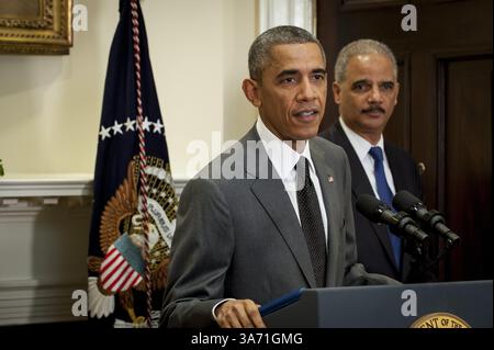 8 novembre 2014 - Washington, District of Columbia, États-Unis - avec le procureur général des États-Unis Eric Holder regardant de droite, le président américain Barack Obama annonce sa nomination de Loretta Lynch, procureur américain à Brooklyn, New York, pour devenir le prochain procureur général lors d'une annonce dans la salle Roosevelt. Holder a annoncé en septembre son intention de se retirer. (Crédit image : © Pete Marovich/CNP/ZUMAPRESS.com) Banque D'Images