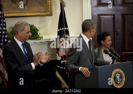 8 novembre 2014 - Washington, District of Columbia, États-Unis d'Amérique - avec le procureur général des États-Unis Eric Holder regardant de gauche à droite, le président américain Barack Obama, au centre, annonce sa nomination de Loretta Lynch, procureur des États-Unis à Brooklyn, New York, à droite, pour devenir le prochain procureur général lors d'une annonce dans la salle Roosevelt de l'aile ouest de la Maison Blanche à Washington, District of Columbia, États-Unis, le samedi 8 novembre, 2014. Eric Holder a annoncé en septembre son intention de démissionner. . Crédit : Pete Marovich / Pool via CNP (crédit image : © Pete Marovich/CNP/ZUMAPRESS Banque D'Images