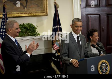 8 novembre 2014 - Washington, District of Columbia, États-Unis d'Amérique - avec le procureur général des États-Unis Eric Holder regardant de gauche à droite, le président américain Barack Obama, au centre, annonce sa nomination de Loretta Lynch, procureur des États-Unis à Brooklyn, New York, à droite, pour devenir le prochain procureur général lors d'une annonce dans la salle Roosevelt de l'aile ouest de la Maison Blanche à Washington, District of Columbia, États-Unis, le samedi 8 novembre, 2014. Eric Holder a annoncé en septembre son intention de démissionner. . Crédit : Pete Marovich / Pool via CNP (crédit image : © Pete Marovich/CNP/ZUMAPRESS Banque D'Images