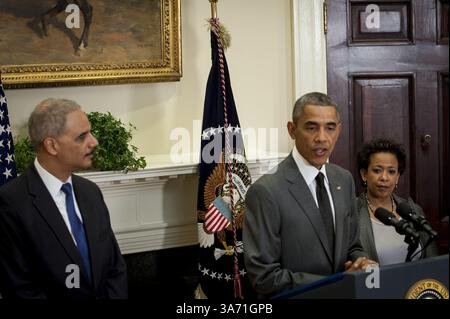 8 novembre 2014 - Washington, District of Columbia, États-Unis d'Amérique - avec le procureur général des États-Unis Eric Holder regardant de gauche à droite, le président américain Barack Obama, au centre, annonce sa nomination de Loretta Lynch, procureur des États-Unis à Brooklyn, New York, à droite, pour devenir le prochain procureur général lors d'une annonce dans la salle Roosevelt de l'aile ouest de la Maison Blanche à Washington, District of Columbia, États-Unis, le samedi 8 novembre, 2014. Eric Holder a annoncé en septembre son intention de démissionner. . Crédit : Pete Marovich / Pool via CNP (crédit image : © Pete Marovich/CNP/ZUMAPRESS Banque D'Images