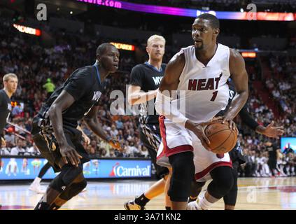 8 novembre 2014 - Miami, FL, USA - Chris Bosh (1) du Heat de Miami affronte Gorgui Dieng du Minnesota Timberwolves, à gauche, au cours du deuxième quart-temps à l'AmericanAirlines Arena de Miami le samedi 8 novembre 2014. (Crédit image : © David Santiago/TNS/ZUMA Wire) Banque D'Images