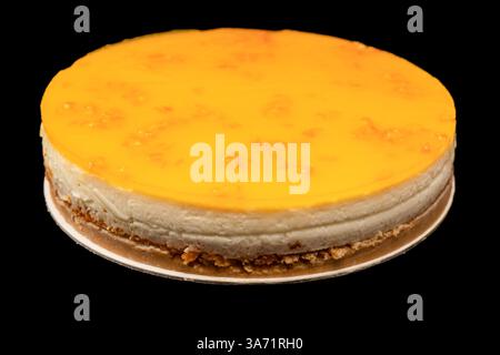 Cheesecake orange isolé sur un fond blanc. Banque D'Images