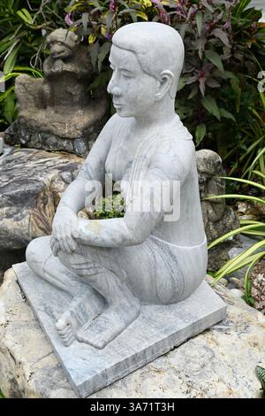 Statue en pierre dans le jardin du temple du Bouddha d'émeraude (Wat Phra Kaew) complexe au Grand Palais à Bangkok, Thaïlande Banque D'Images
