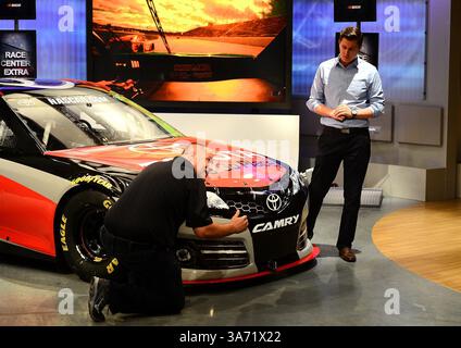 30 septembre 2014 - Charlotte, Caroline du Nord, États-Unis - de droite, Alan Cavanna, animateur du Preview Show and Race Center Extra, écoute Chris Rice, chef d'équipe de la NASCAR Nationwide Series, expliquer le rôle du répartiteur sur une voiture de course lors de l'enregistrement du Race Center Extra le mardi 30 septembre 2014 à Charlotte, N.C. (crédit image : © Jeff Siner/MCT/ZUMA Wire) Banque D'Images