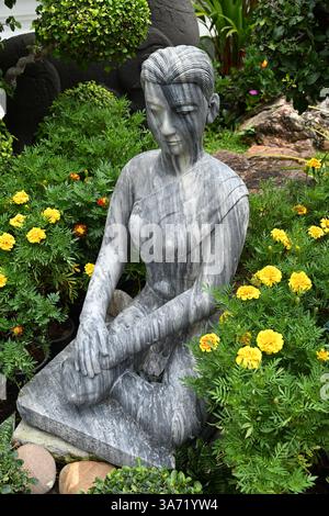 Statue de pierre de femme dans le jardin au Temple du Bouddha d'émeraude (Wat Phra Kaew) complexe au Grand Palais à Bangkok, Thaïlande Banque D'Images