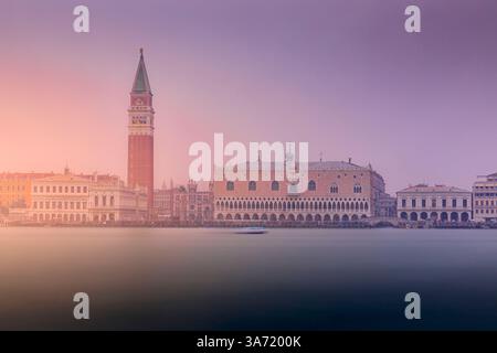 Venise, Italie - 8 février 2025 : le Campanile de Mark à Venise, Italie, se tient debout contre un ciel doux de coucher de soleil. Le Palais des Doges est visible par les ri Banque D'Images