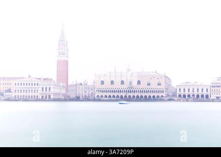 Venise, Italie - 8 février 2025 : le Campanile de Mark à Venise, Italie, surplombe le Grand canal contre un ciel blanc lumineux. Le Palais des Doges est Banque D'Images