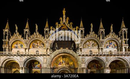 Venise, Italie - 8 février 2025 : Basilique de Marc à Venise, Italie, illuminée la nuit. Des mosaïques dorées et des arches ornées sont visibles contre un d. Banque D'Images