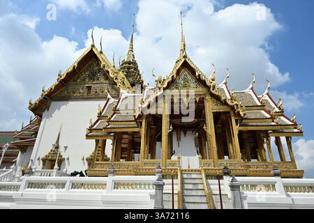 La vue de face de Phra Thinang Dusit Maha Prasat salle du trône au Grand Palais Bangkok, Thaïlande Banque D'Images