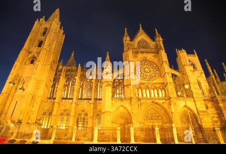 1er janvier 2011 - la cathédrale Léon érigée au cours des XIIIe et XIVe siècles présente pas moins de 1800 mètres carrés de vitraux médiévaux. Véritable joyau du gothique classique espagnol avec un portique central encadré par deux tours élancées et une magnifique rosace. prise à 23h00 quand la cathédrale est éclairée de l'intérieur pour montrer les vitraux. Léon, 140 000 habitants, est la capitale de la province. Province de Leon..K38704PQ CAMINO, ESPAGNE. PAUL QUAYLE/ 2004(crédit image : © Globe Ph Banque D'Images