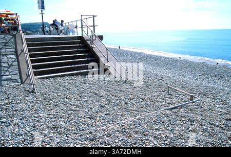 JANVIER 1, 2011 - BEAUCOUP D'ESCALIERS ET LA PLUPART DES BALUSTRADES DE CE CAFÉ, ''CHINE CAFE'' À SEATON, MAINTENANT COUVERT DE GALETS. LES CAILLOUX SE DÉPLACENT LE LONG DE LA PLAGE DANS UN PROCESSUS DE DÉRIVE LONGSHORE DANS LA DIRECTION DU VENT DOMINANT, CE QUI AFFECTE L'ANGLE DES VAGUES FRAPPANT LE RIVAGE. LA DÉRIVE SE TROUVE VERS L'EST LE LONG DE LA CÔTE. . LA ''CÔTE JURASSIQUE'' EST UNE SECTION DU PLUS LONG SENTIER DE GRANDE-BRETAGNE, LE SENTIER NATIONAL DE 630 KM DE LA CÔTE SUD-OUEST, ET EST LE SEUL SITE NATUREL D'ANGLETERRE À ÊTRE RÉPERTORIÉ SUR LE MONDE HERITAG Banque D'Images