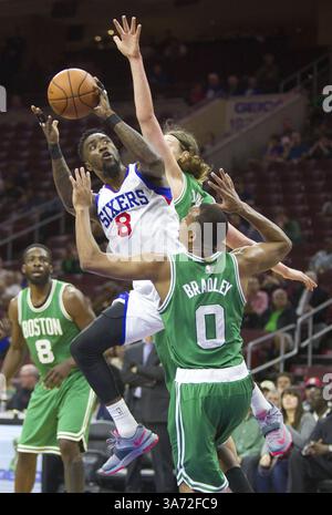 16 oct. 2014 - Philadelphie, PA, USA - Tony Wroten des 76ers de Philadelphie, divise au milieu Avery Bradley (0) et Kelly Olynyk des Celtics de Boston, de retour à droite, dans le premier quart-temps lors de l'action d'exposition le jeudi 16 oct. 2014, au Wells Fargo Center à Philadelphie. Les Celtics ont gagné, 111-91. (Crédit image : © Charles Fox/TNS/ZUMA Wire) Banque D'Images