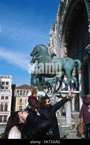JANVIER 1, 2011 - BALCON À ST. MARQUES BASILICA AT ST. PLACE MARKS, VENISE. AVEC LES CÉLÈBRES CHEVAUX DE BRONZE (PARTIE DU BUTIN DE VENISE DU SAC DE CONSTANTINOPLE EN 1204) SUR LE BALCON. EN FAIT, LES CHEVAUX QUI DANSENT SONT DES RÉPLIQUES DES ORIGINAUX EXPOSÉS DANS LE MUSÉE DE LA BASILIQUE. ..K33156 VENISE, ITALIE. PAUL QUAYLE/ 2003(crédit image : © Globe photos/ZUMAPRESS.com) Banque D'Images