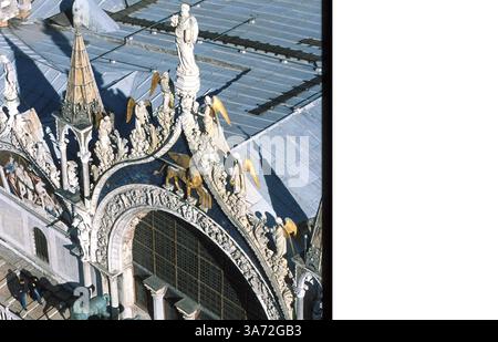 JANVIER 1, 2011 - BALCON À ST. MARQUES BASILICA AT ST. PLACE MARKS, VENISE. AVEC LES CÉLÈBRES CHEVAUX DE BRONZE (PARTIE DU BUTIN DE VENISE DU SAC DE CONSTANTINOPLE EN 1204) SUR LE BALCON. EN FAIT, LES CHEVAUX QUI DANSENT SONT DES RÉPLIQUES DES ORIGINAUX EXPOSÉS DANS LE MUSÉE DE LA BASILIQUE. DU HAUT DU CLOCHER AUTOPORTANT DE LA BASILIQUE, 99 MÈTRES. ..K33156 VENISE, ITALIE. PAUL QUAYLE/ 2003(crédit image : © Globe photos/ZUMAPRESS.com) Banque D'Images
