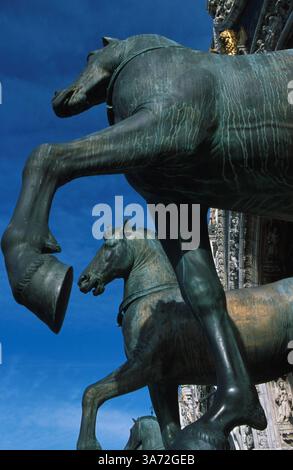 JANVIER 1, 2011 - BALCON À ST. MARQUES BASILICA AT ST. PLACE MARKS, VENISE. AVEC LES CÉLÈBRES CHEVAUX DE BRONZE (PARTIE DU BUTIN DE VENISE DU SAC DE CONSTANTINOPLE EN 1204) SUR LE BALCON. EN FAIT, LES CHEVAUX QUI DANSENT SONT DES RÉPLIQUES DES ORIGINAUX EXPOSÉS DANS LE MUSÉE DE LA BASILIQUE....K33156 VENISE, ITALIE. PAUL QUAYLE/ 2003(crédit image : © Globe photos/ZUMAPRESS.com) Banque D'Images