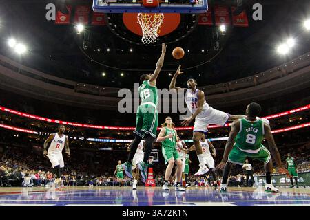 16 octobre 2014 : Hollis Thompson (31 ans), le garde des 76ers de Philadelphie, tire la balle sur l'attaquant des Boston Celtics Jeff Green (8 ans) avec le garde Marcus Smart (36 ans) qui défend le panier lors du match de pré-saison entre les Celtics de Boston et les 76ers de Philadelphie au Wells Fargo Center de Philadelphie, en Pennsylvanie. Les Celtics ont gagné 111-91. (Christopher Szagola/Cal Sport Media)(image crédit : © Chris Szagola/Cal Sport Media/ZUMAPRESS.com) Banque D'Images