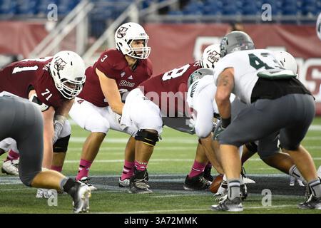 18 octobre 2014 - Foxborough, Massachusetts, États-Unis - le quarterback Austin Whipple (3) du Massachusetts Minutemen prend un coup de fouet lors du match de football de la division I de la NCAA entre les Eastern Michigan Eagles et l'University of Massachusetts Minutemen qui se tient au Gillette Stadium de Foxborough, Massachusetts. Les Minutemen battent les Eagles 36-14. Eric Canha/CSM(image crédit : © Eric Canha/Cal Sport Media/ZUMAPRESS.com) Banque D'Images