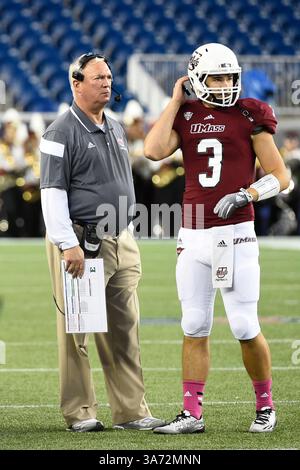 18 octobre 2014 - Foxborough, Massachusetts, États-Unis - Mark Whipple, entraîneur-chef des Minutemen du Massachusetts, et son fils quarterback Austin Whipple (3) regardent l'horloge du match de football de la division I de la NCAA entre les Eastern Michigan Eagles et l'Université du Massachusetts Minutemen qui s'est tenu au stade Gillette à Foxborough, Massachusetts. Les Minutemen battent les Eagles 36-14. Eric Canha/CSM(image crédit : © Eric Canha/Cal Sport Media/ZUMAPRESS.com) Banque D'Images