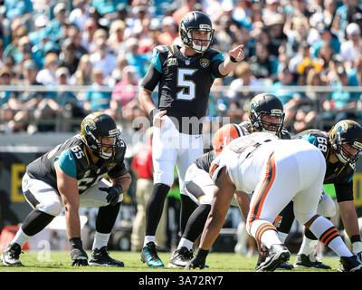 19 octobre 2014 - Jacksonville, FL, U. S : Blake Bortles (5), quarterback des Jaguars de Jacksonville, dirige l'attaque lors de la première mi-temps de l'action de la NFL entre les Browns de Cleveland et les Jaguars de Jacksonville à EverBank Field à Jacksonville, FL(image crédit : © Romeo Guzman/Cal Sport Media/ZUMAPRESS.com) Banque D'Images