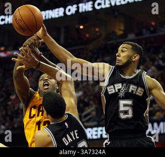19 novembre 2014 - Cleveland, OH, USA - Tristan Thompson des cavaliers de Cleveland, à gauche, se bat pour un rebond avec Austin Daye et Cory Joseph des Spurs de San Antonio (5) au deuxième quart-temps mercredi 19 novembre 2014, à Quicken Loans Arena de Cleveland. (Crédit image : © Mike Cardew/TNS/ZUMA Wire) Banque D'Images