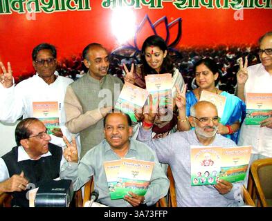 04 mai 2004 ; New Delhi, INDE ; Dr HARSH VARDHAN, chef du BJP de Delhi, (C) avec les sept candidats du BJP des Consituencies de Delhi lors d'une conférence de presse à New Delhi. Les élections générales en Inde qui ont débuté le 20 avril se termineront le 10 mai. Banque D'Images