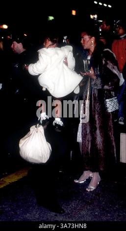 01 janvier 1995 - Los Angeles, Californie, États-Unis - 2e PRIX INTERNATIONAL D'EXCELLENCE. WHITNEY HOUSTON et dtr. WALTER WEISSMAN/ 1995(crédit image : â© Globe photos/ZUMAPRESS.com) (crédit image : © Walter Weissman/Globe photos/ZUMAPRESS.com) Banque D'Images