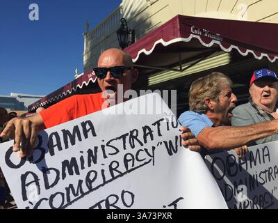 17 décembre 2014 - Miami, Floride, États-Unis - des manifestants au restaurant Versailles à Miami dénoncent l'échange d'espions cubains condamnés contre Alan Gross, détenu par le gouvernement cubain. LES ÉTATS-UNIS et Cuba vont entamer des pourparlers pour normaliser les relations diplomatiques dans un changement historique dans les relations entre les deux pays, disent des responsables américains. Les États-Unis envisagent également d’ouvrir une ambassade à la Havane dans les mois à venir. Ces mesures font partie d'un accord qui a vu la libération de l'américain Alan Gross par Cuba et comprend la libération de trois Cubains emprisonnés en Floride pour espionnage. Le président AMÉRICAIN Barack Obama l'a salué comme le plus grand sig Banque D'Images
