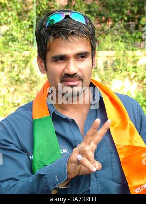 07 mai 2004 ; New Delhi, INDE ; L'acteur indien SUNIL SHETTY (à droite) fait campagne pour le candidat du BJP de la Consituency de Sadar Delhi, Vijay Goel. Banque D'Images