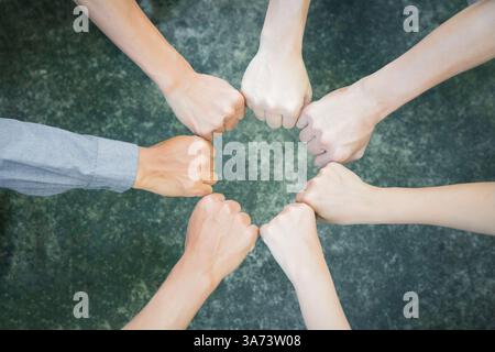 Vue de dessus du groupe de personnes première bosse assembler en cercle ensemble. Diversité mains de poing bosse pour le soutien et le travail d'équipe. Banque D'Images