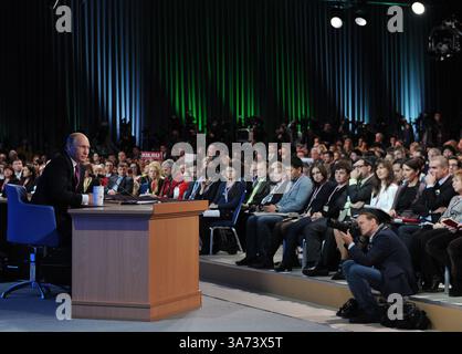 Dec. 18, 2014 - Moscou, RUSSIE - le président russe Vladimir Poutine, à gauche, parle lors de sa conférence de presse annuelle à Moscou, Russie, jeudi 18 décembre 2014. (Crédit image : © Prensa Internacional/ZUMA Wire) Banque D'Images