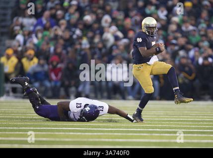 15 novembre 2014 : le quarterback de notre Dame Everett Golson (5 ans) court avec le ballon alors que le joueur de ligne défensive Deonte Gibson (13 ans) poursuit lors d'un match de football NCAA entre les notre Dame Fighting Irish et les Northwestern Wildcats au stade notre Dame de South Bend, Indiana. Northwestern a battu notre Dame 43-40 en prolongation. (Crédit image : © John Mersits/Cal Sport Media/ZUMAPRESS.com) Banque D'Images