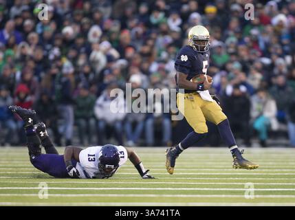 15 novembre 2014 : le quarterback de notre Dame Everett Golson (5 ans) court avec le ballon alors que le joueur de ligne défensive Deonte Gibson (13 ans) poursuit lors d'un match de football NCAA entre les notre Dame Fighting Irish et les Northwestern Wildcats au stade notre Dame de South Bend, Indiana. Northwestern a battu notre Dame 43-40 en prolongation. (Crédit image : © John Mersits/Cal Sport Media/ZUMAPRESS.com) Banque D'Images