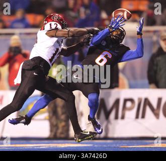 15 novembre 2014 - Boise, ID, États-Unis - le receveur de Boise State Wide Chaz Anderson (6) fait une prise de première mi-temps contre le défenseur de San Diego State Malik Smith au stade Albertsons à Boise, ID., le samedi 15 novembre 2014. (Crédit image : © Kyle Green/TNS/ZUMA Wire) Banque D'Images
