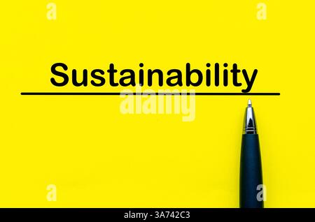 Texte Sustainability écrit sur fond de couverture jaune. Banque D'Images