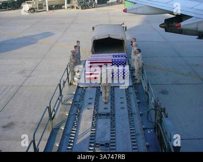 07 oct. 2003 ; Kuwait City, KOWEÏT ; EXCLUSIF ! Faisant preuve de la plus grande prudence et du plus grand respect, le personnel militaire des États-Unis prépare les restes des soldats américains morts en Iraq en vue de leur retour aux États-Unis. Crédit obligatoire : photo de Tami Silicio/ZUMA Press. (©) Copyright 2003 par Tami Silicio Banque D'Images