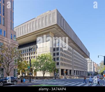 Le J. Edgar Hoover FBI Building au 935 Pennsylvania Avenue NW est un monolithe brutaliste couvrant un bloc entier dans le quartier Penn Quarter. Banque D'Images