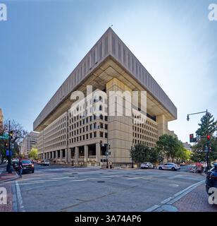 Le J. Edgar Hoover FBI Building au 935 Pennsylvania Avenue NW est un monolithe brutaliste couvrant un bloc entier dans le quartier Penn Quarter. Banque D'Images
