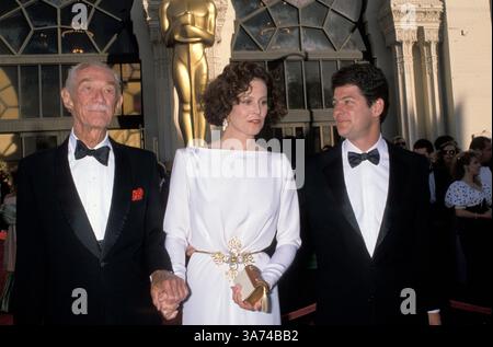 01 mars 1989 ; Los Angeles, CA, États-Unis ; L'actrice SIGOURNEY WEAVER avec son père Pat Weaver et son mari Jim Simpson @ 1989 Academy Awards. Banque D'Images