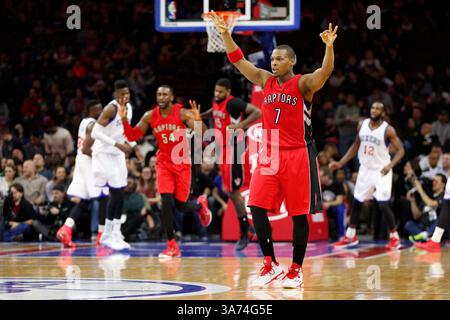 23 janvier 2015 : le garde des Raptors de Toronto, Kyle Lowry (7 ans), réagit au Three pointer des Raptors lors du match NBA entre les Raptors de Toronto et les 76ers de Philadelphie au Wells Fargo Center à Philadelphie, en Pennsylvanie. Les Raptors de Toronto ont gagné 91-86.(image de crédit : © Chris Szagola/Cal Sport Media/ZUMAPRESS.com) Banque D'Images