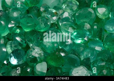 Pierres précieuses émeraude naturelles brillantes avec une couleur vert riche et brillant en gros plan. Banque D'Images