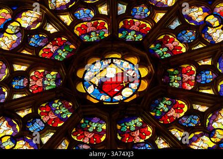Auxerre, FRANCE - 2024 : vitrail de vitrail représentant Dieu entouré d'anges Banque D'Images