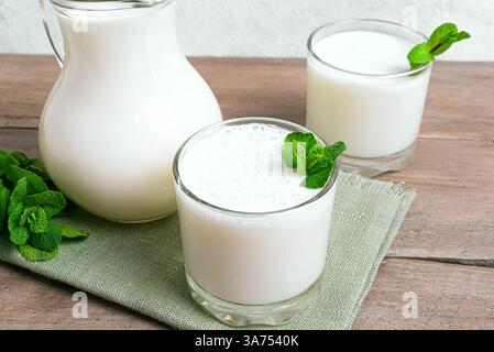 Boisson traditionnelle turque ayran, kéfir ou babeurre dans des verres, yaourt nature maison de près. Boisson fermentée, nourriture saine. Banque D'Images