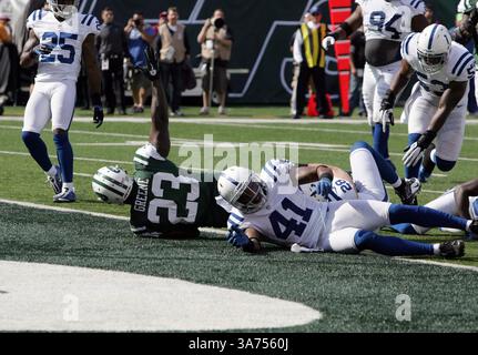 14 octobre 2012 - East Rutherford, NJ, USA - Shonn Greene (23) des jets de New York marque le deuxième touchdown des jets de la première mi-temps contre les Colts d'Indianapolis, dimanche 14 octobre 2012, au MetLife Stadium d'East Rutherford, New Jersey. (Crédit image : © Chris Pedota/MCT/ZUMAPRESS.com) Banque D'Images